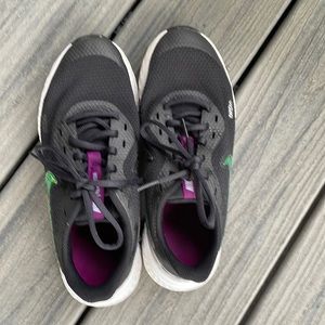 Brand Nike color black white metallic size 5 super Athletic shoes have been used